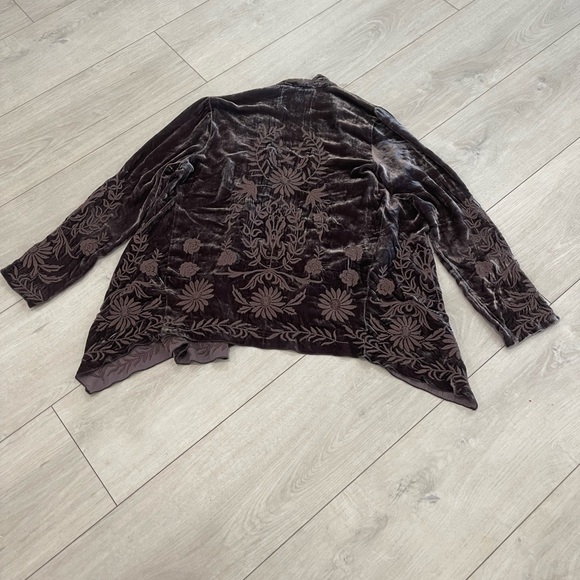 Johnny was Elegant Velvet Floral Jacket - Picture 2 of 6